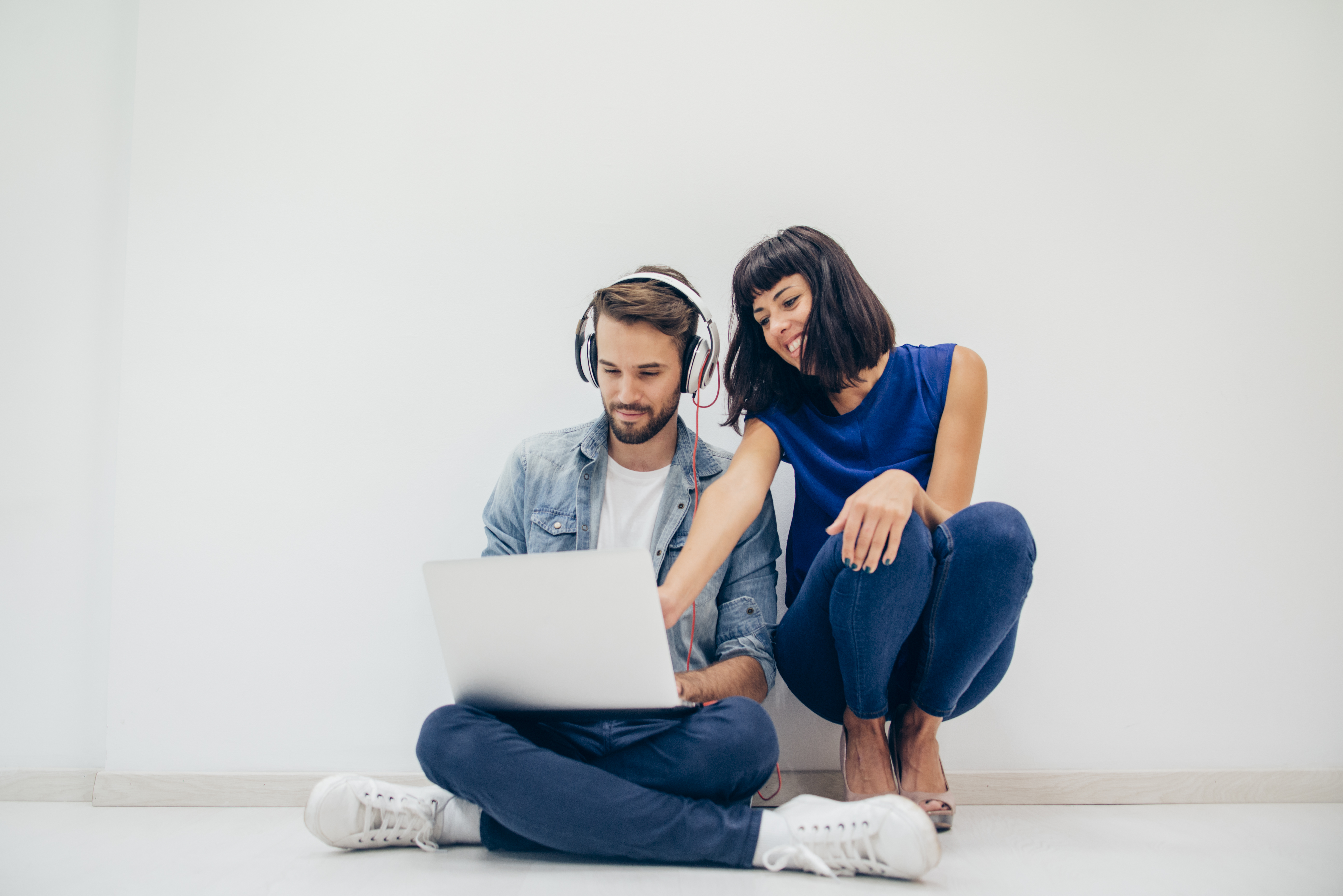 Dos personas trabajando juntas en una laptop